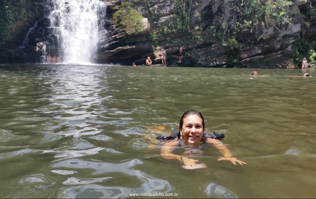 Foto de Juliana Ribeiro nadando em um rio de Pirenopolis, usada para ilustrar o texto Ser adulto não é desculpa para envelhecer