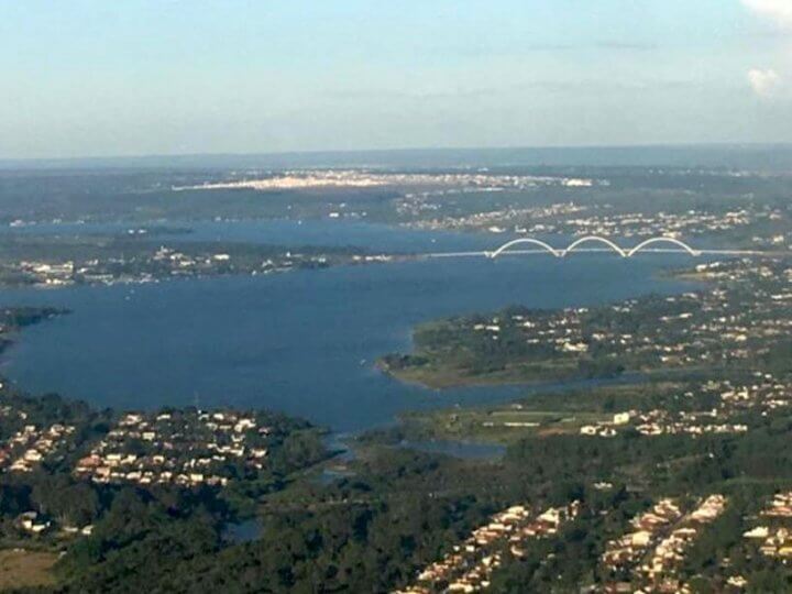 Vista aérea de Brasília com o Lago Paranoá e a Ponte JK ao fundo