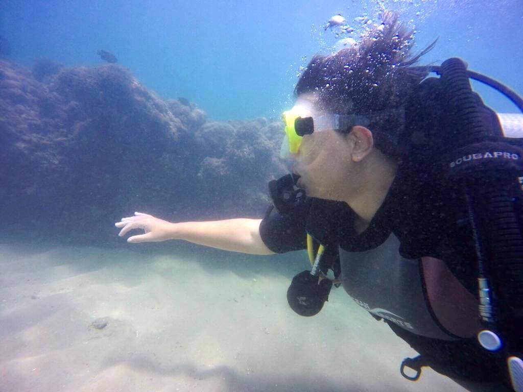 Foto de Roberta Luiza mergulhando no fundo do mar, usada para o texto sobre medos