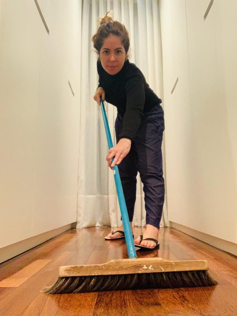 Foto de Mariana Londres limpando a casa usada para no texto sobre corona