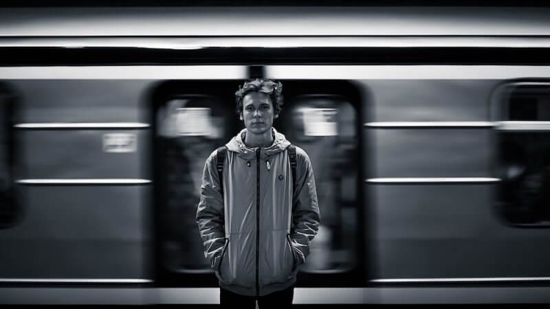 Imagem ilustrativa do texto Retratos de passagem, no metrô, de Mariana Bregieiro, do @papiroetinteiro