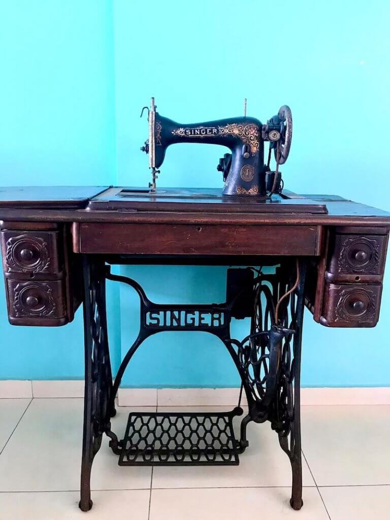 Máquina de costura Singer que pertencia à avó de Fabrícia Hamu